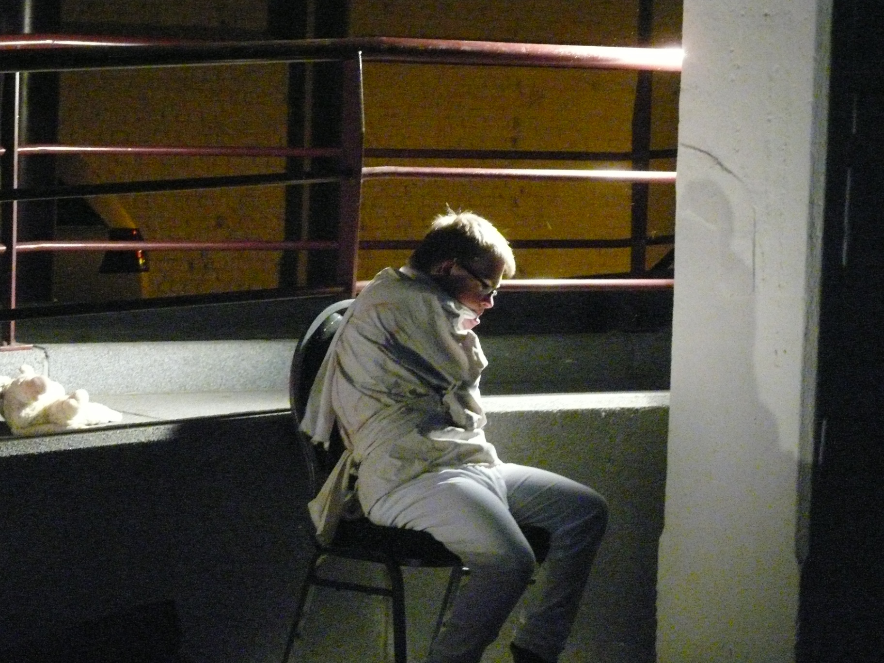 Performer zit alleen op een stoel in het licht