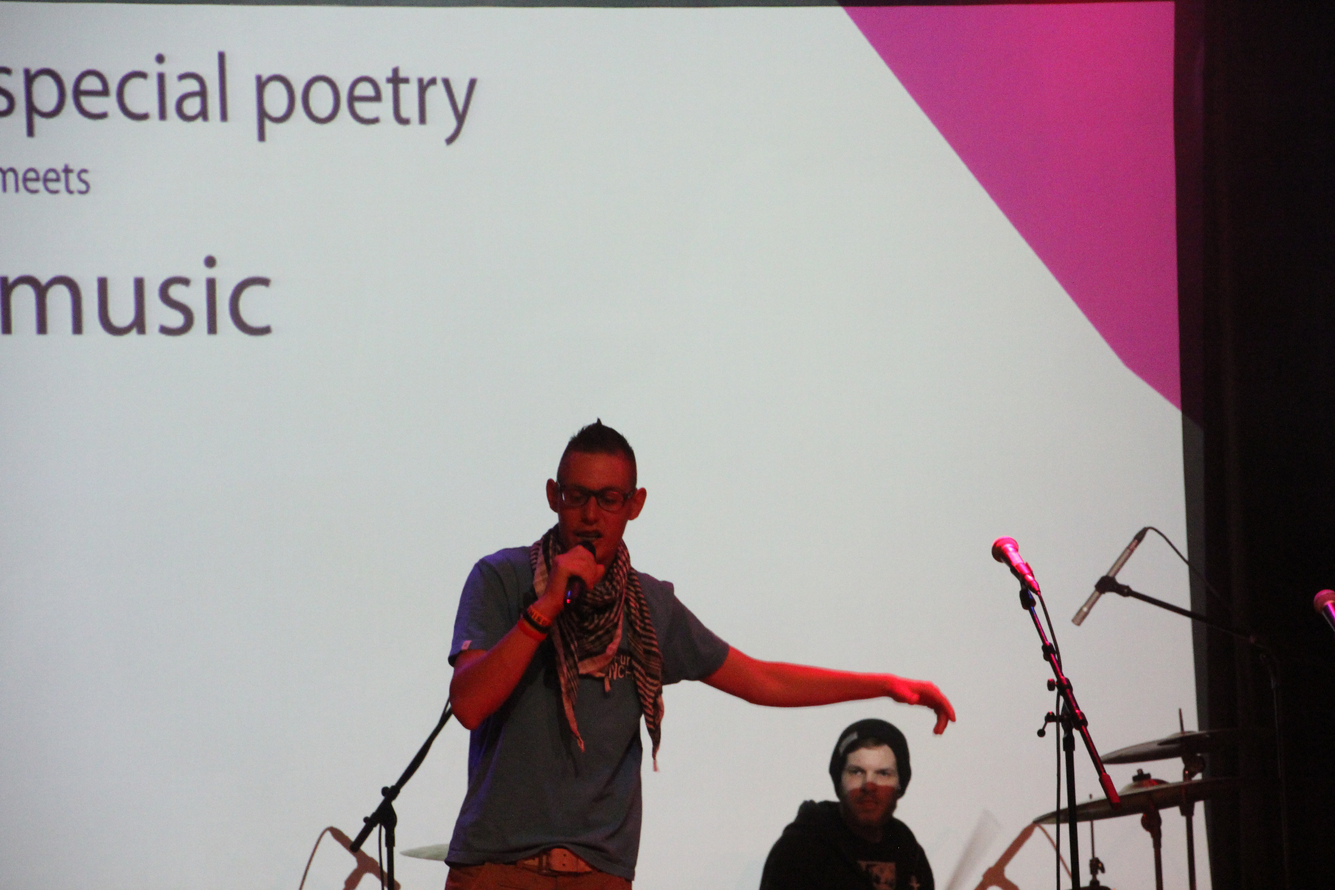Spoken word artiest op scène met microfoon