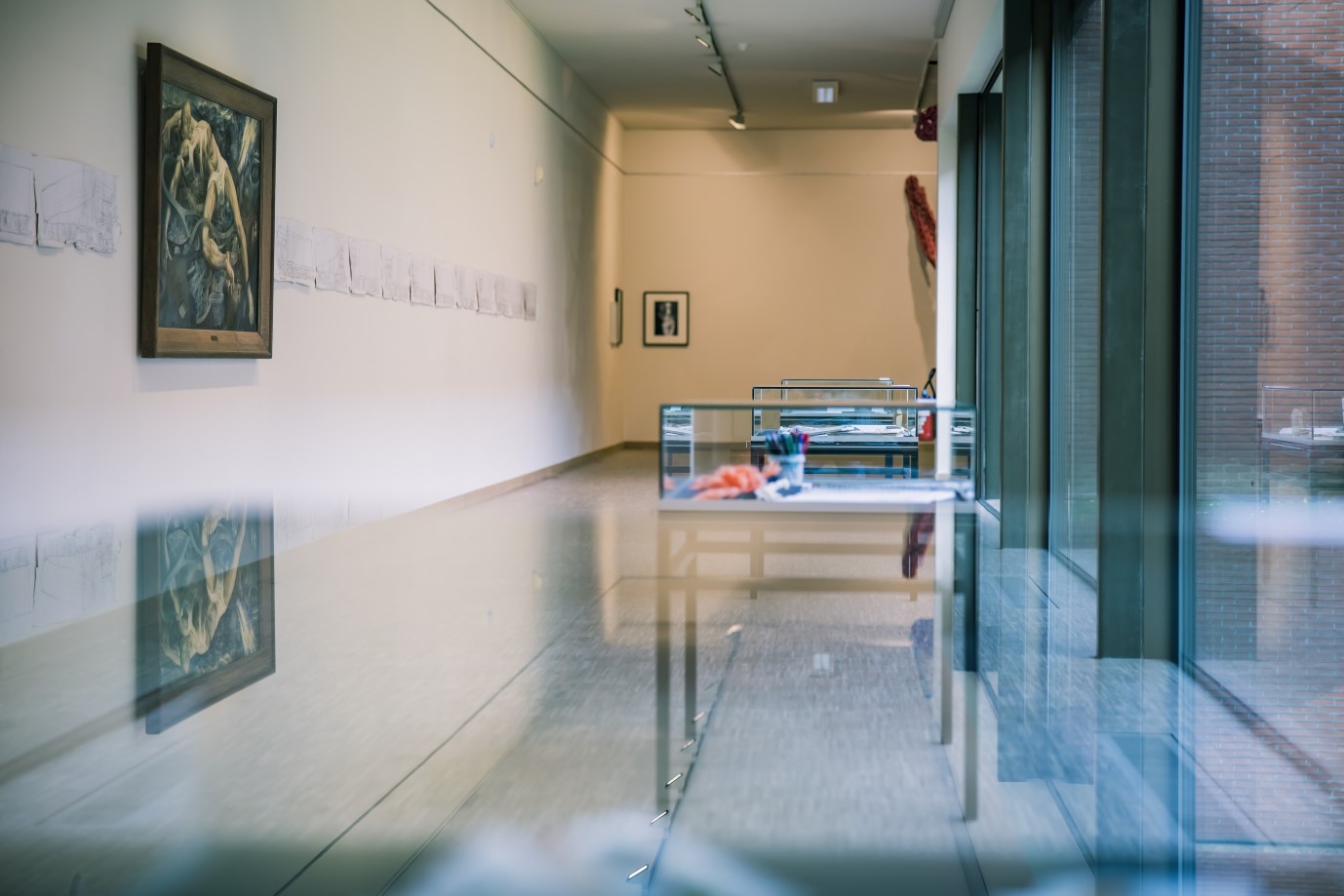 Zaalzicht met schilderij en vitrines in de tentoonstelling