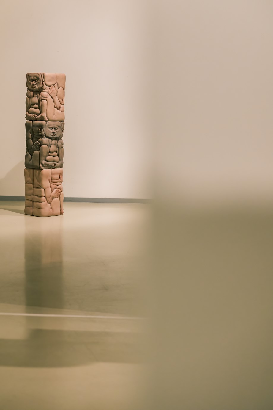 Keramische sculptuur van gestapelde lichamen
