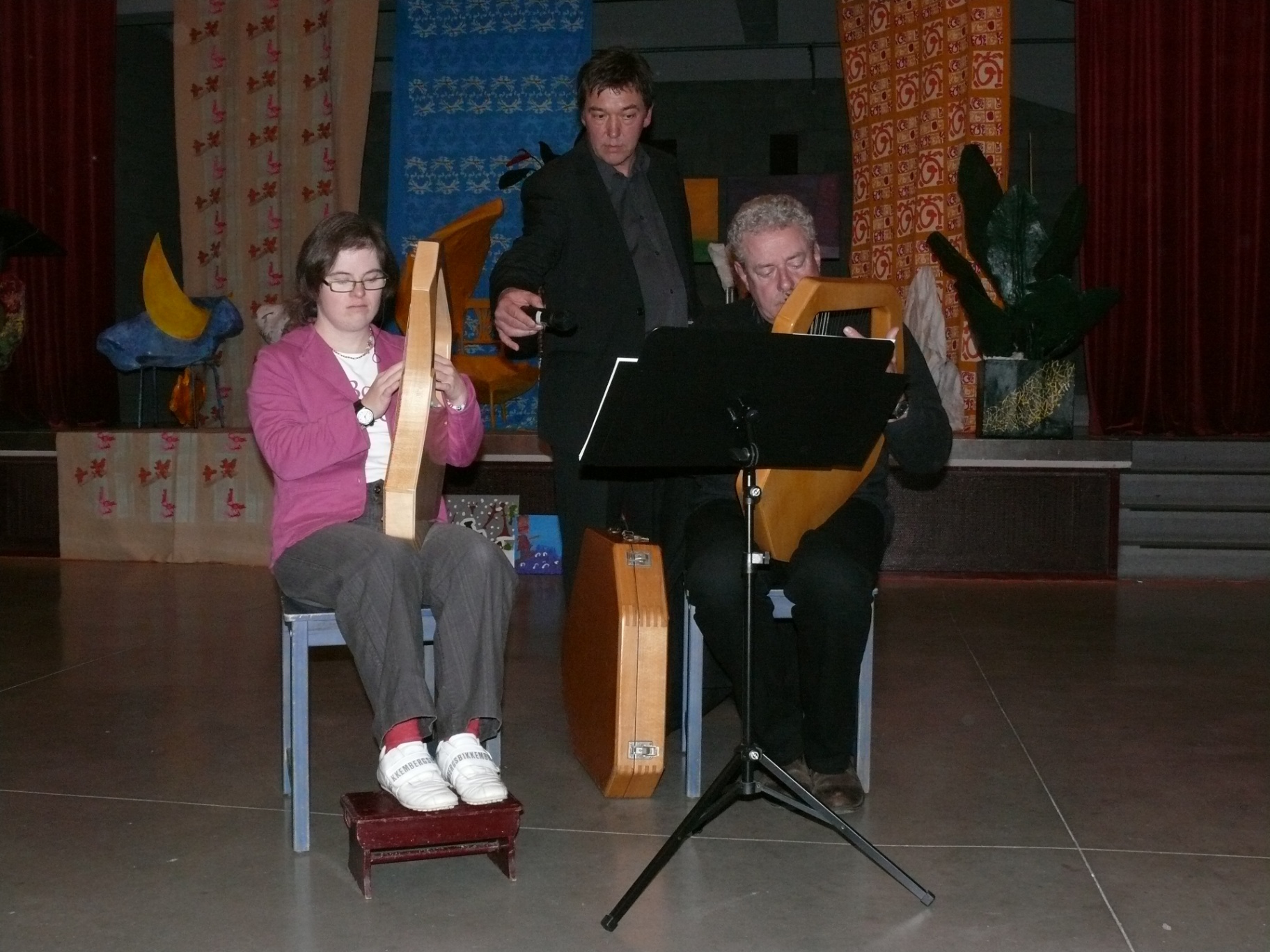 Muzikanten spelen samen tijdens het festival