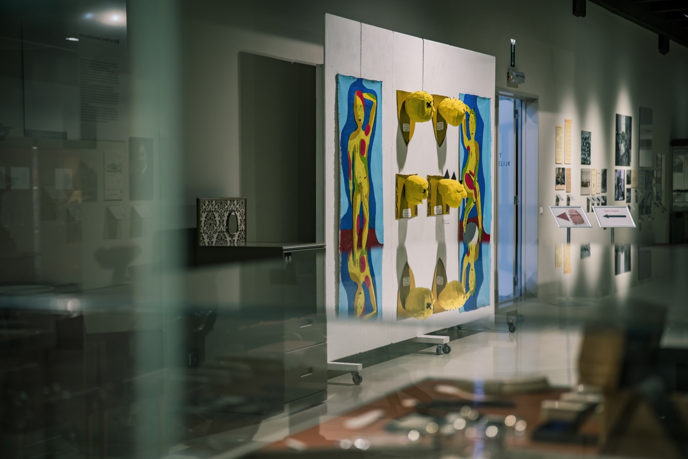 Kleurrijk schilderij met gele objecten in de tentoonstelling