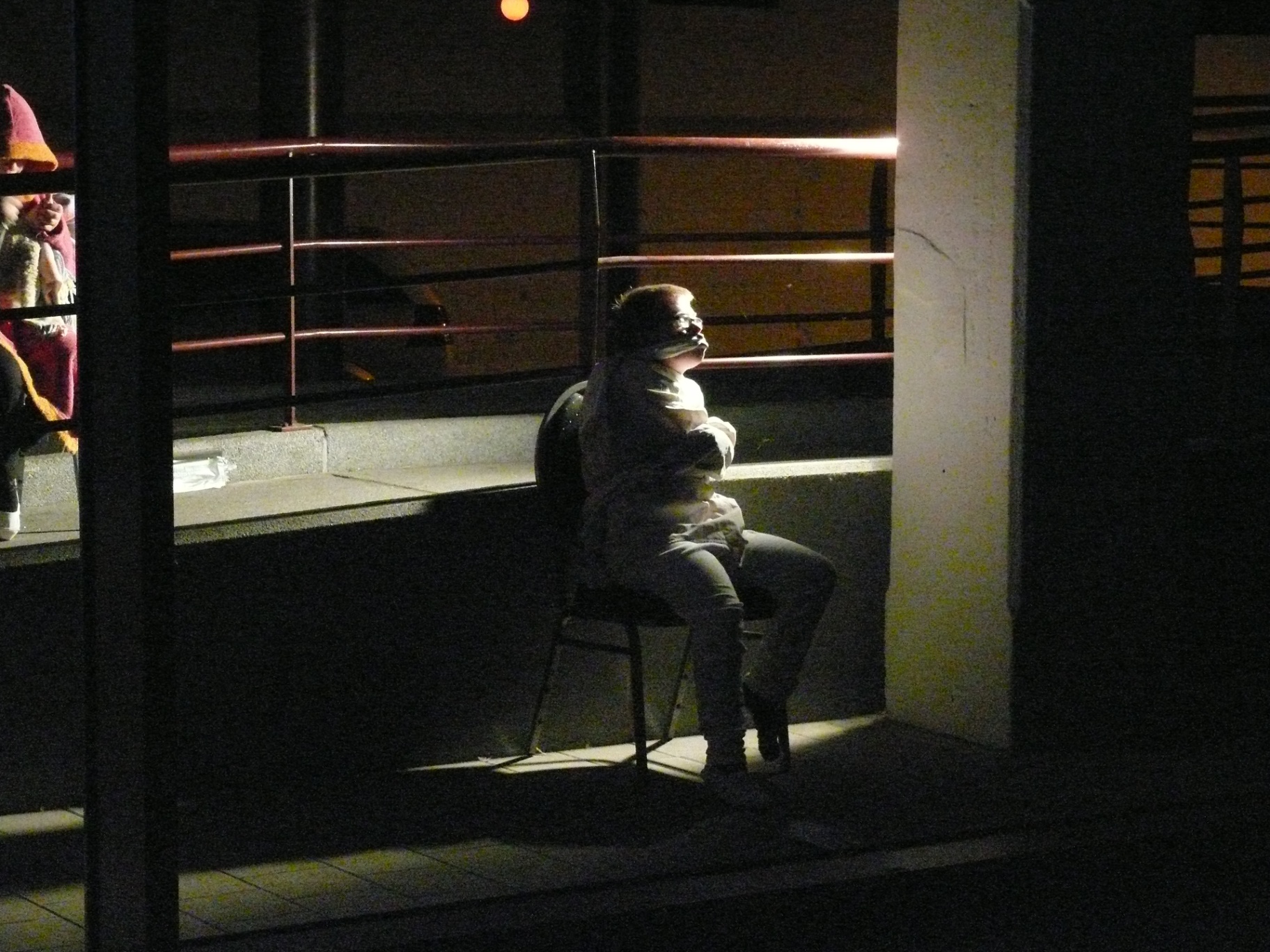 Performer op stoel achter tralies tijdens de theatervoorstelling Show in 2010
