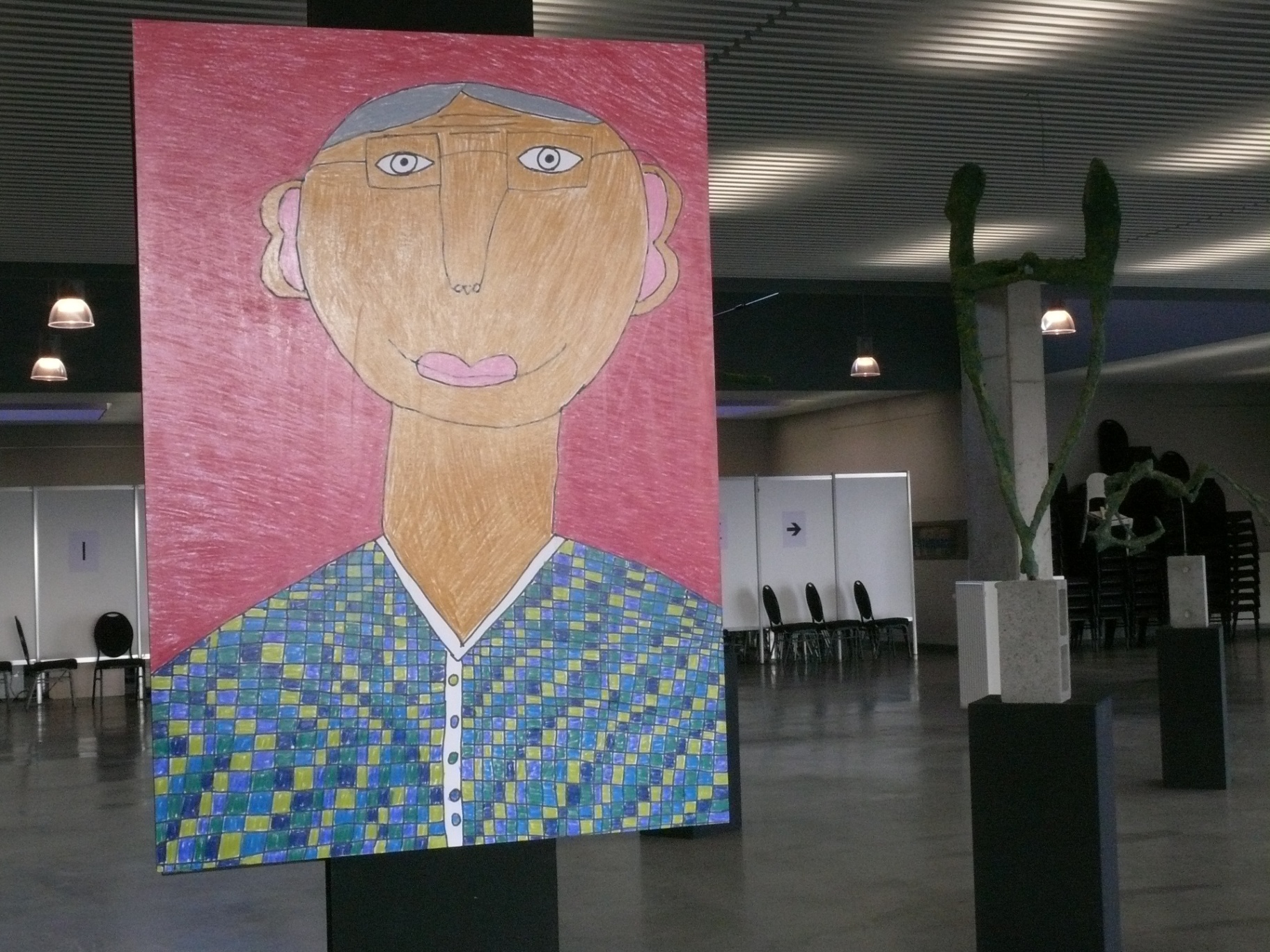 Groot getekend portret op roze achtergrond in de expo