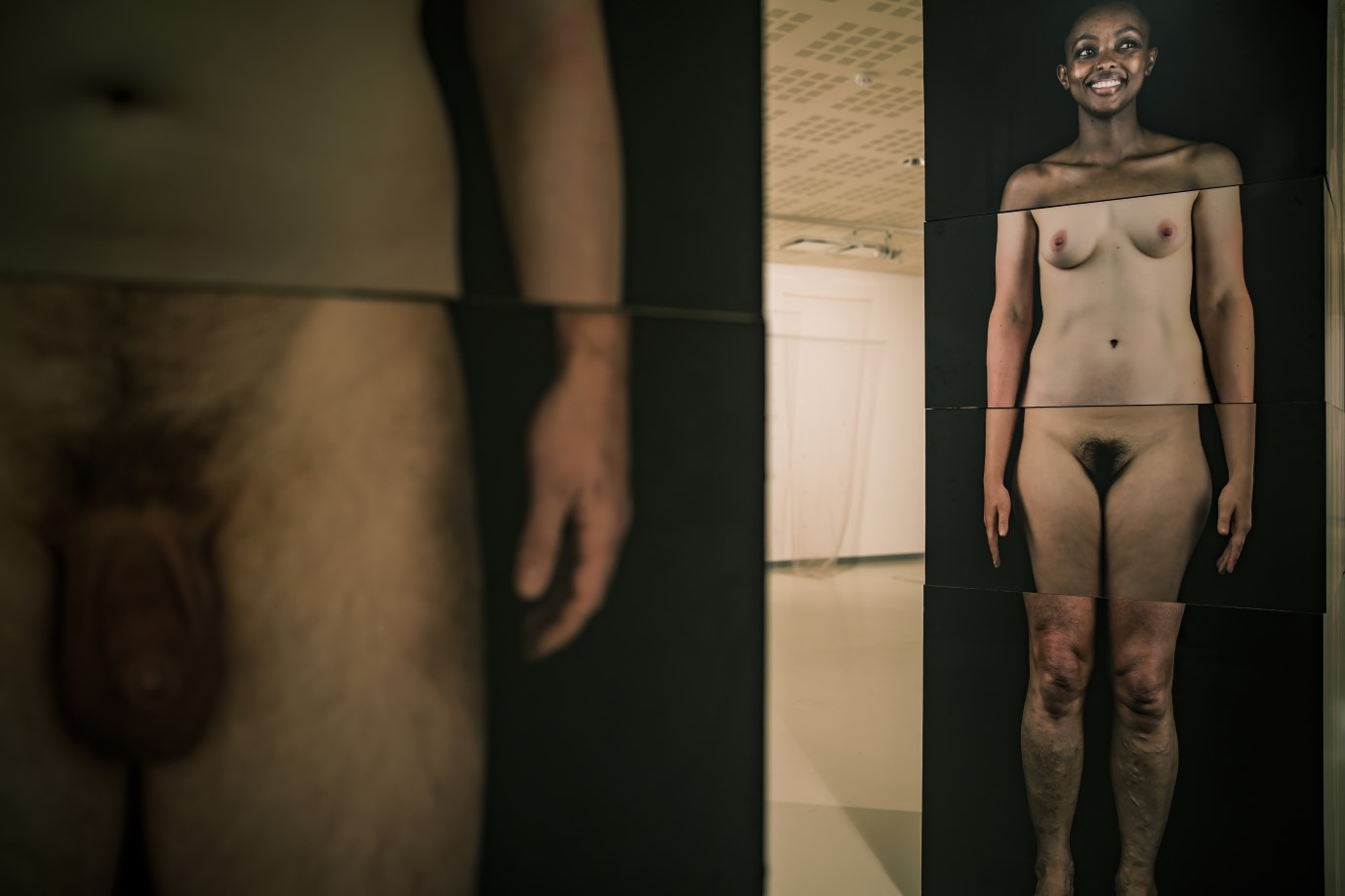 Grote fotoprints van naakte lichamen in de expo