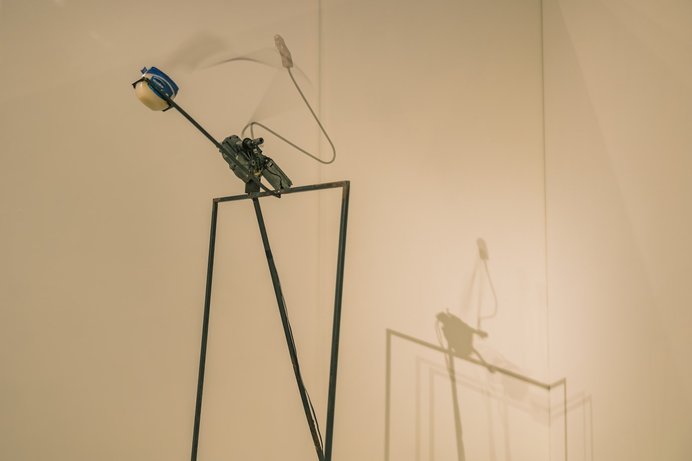 Kinetische sculptuur met vaseline en metalen frame