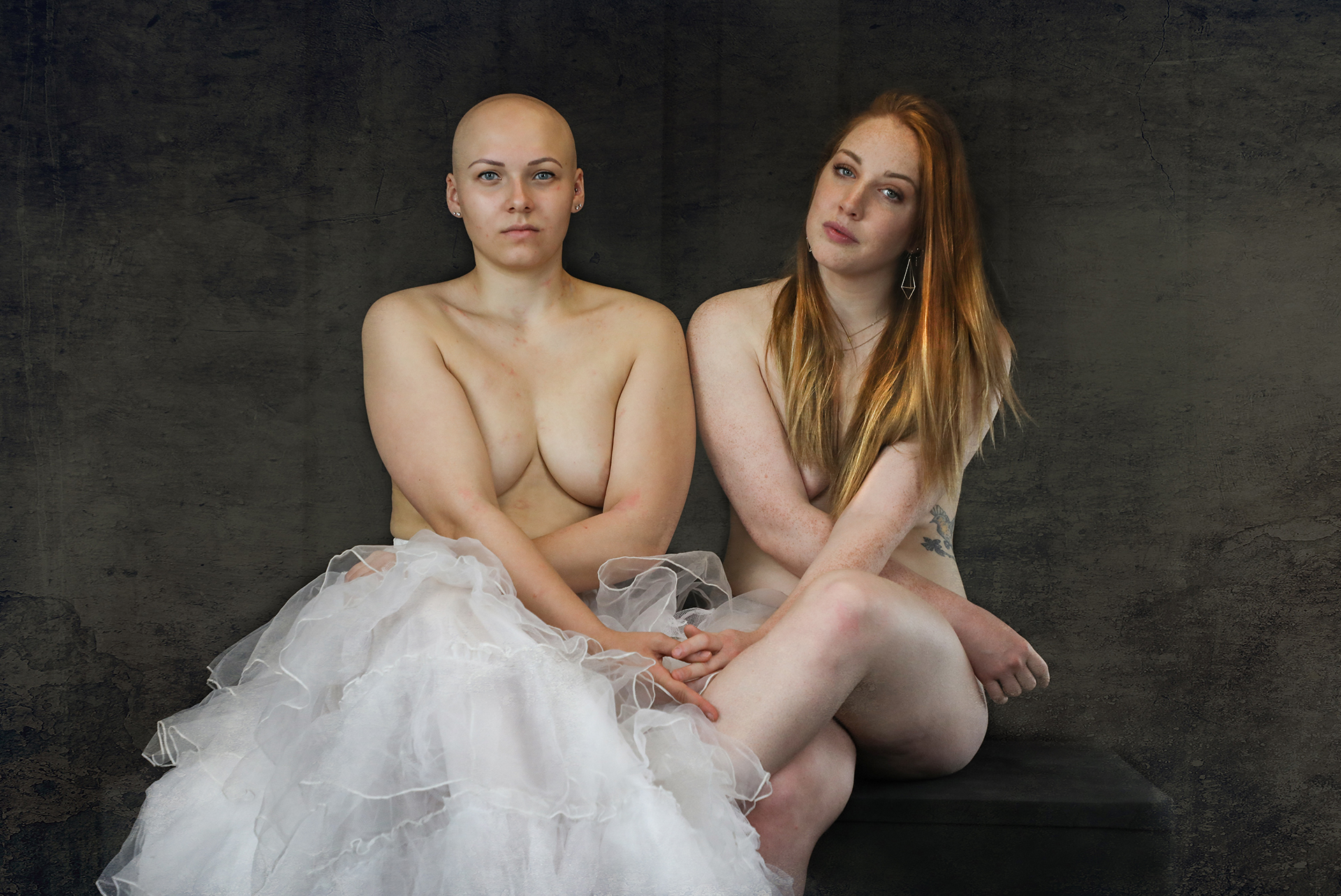 Portret van twee vrouwen tegen betonnen achtergrond